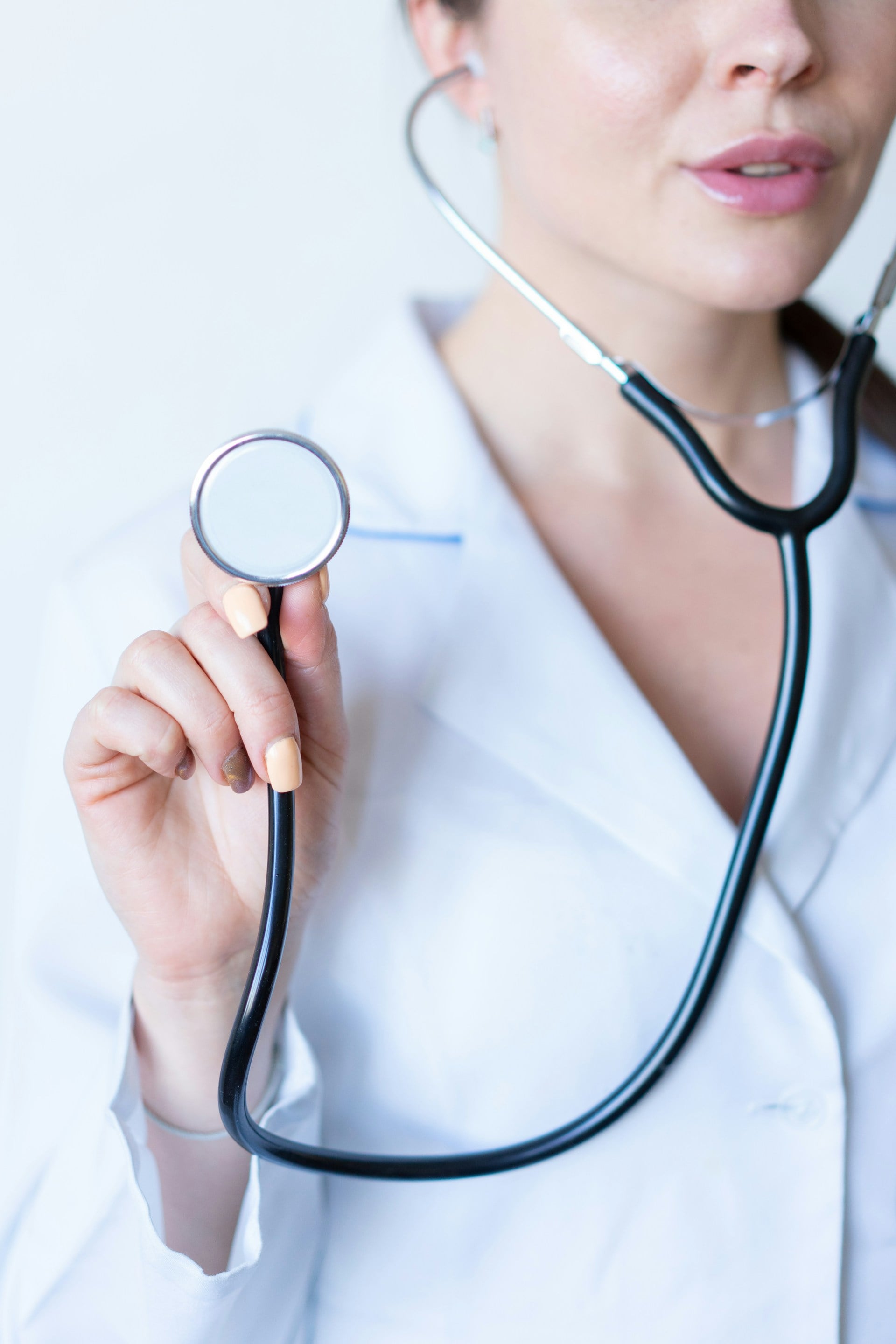Healthcare provider supporting respiratory screening with Kylunghealth
